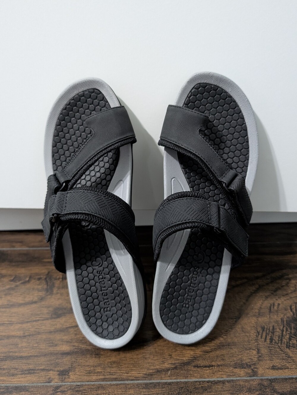 NWOT Black and Gray Baretraps Sandals
